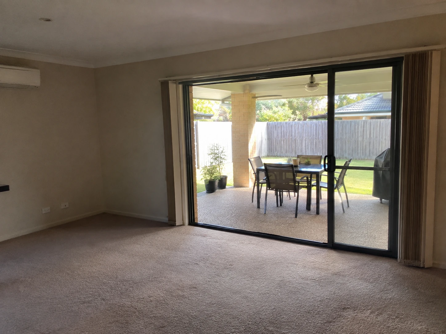 Vacant living room before Studio Leafi virtual staging