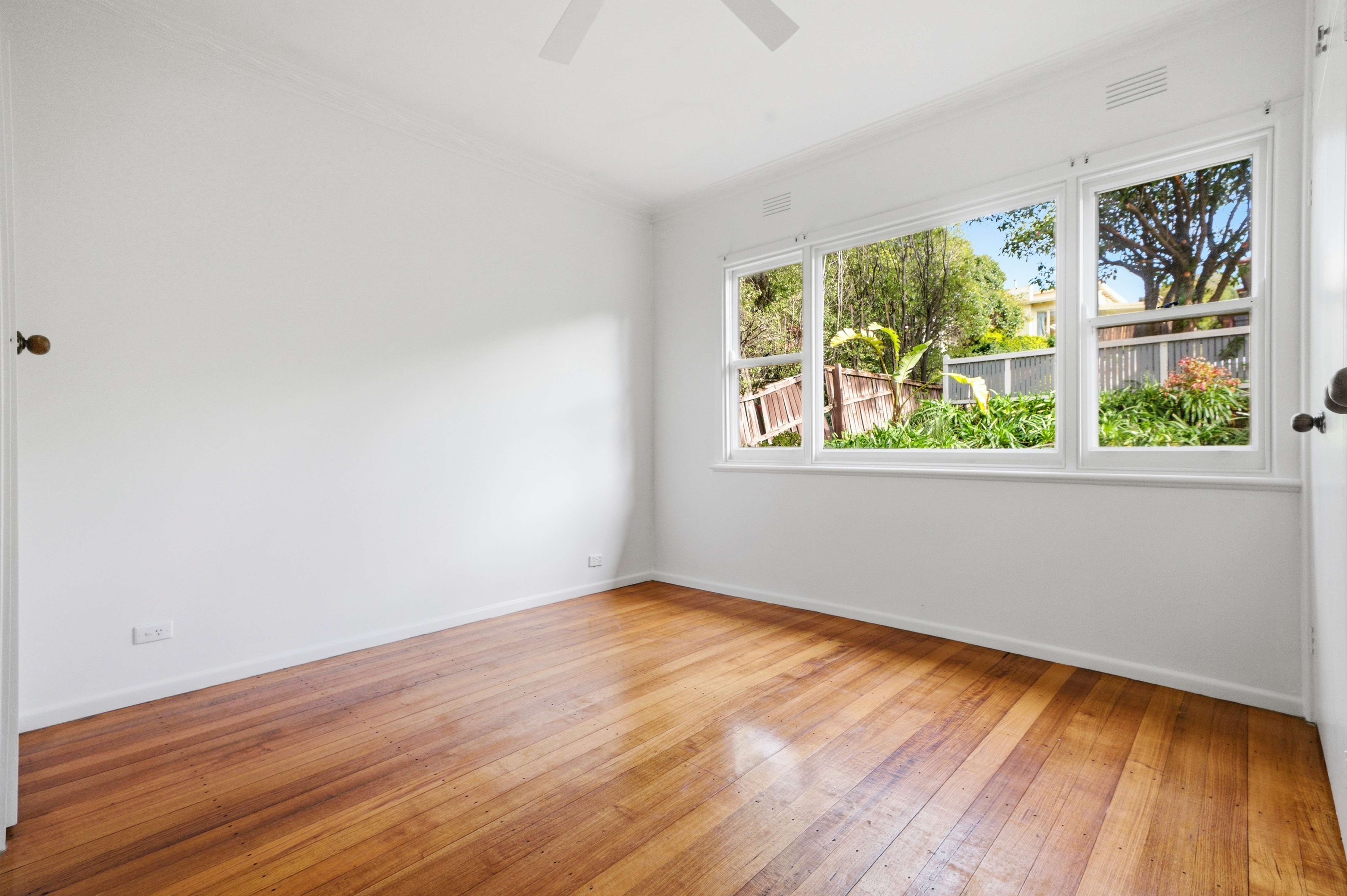 Before virtual staging: vacant bedroom ready for real estate marketing photo transformation